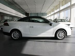 雷诺  2.0 CVT 车辆正右侧