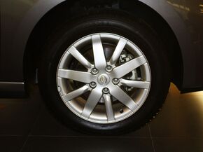 雷诺  2.0 CVT 前轮整体照片