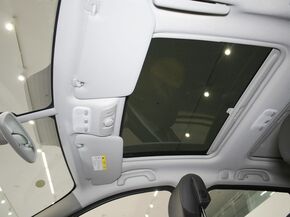雷诺  2.0L CVT 车顶内部特写