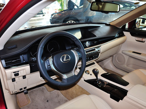 雷克萨斯  2.5 自动 中控台左侧