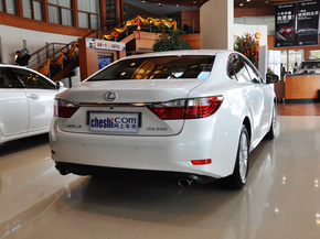 雷克萨斯  2.5 自动 车辆右侧尾部视角