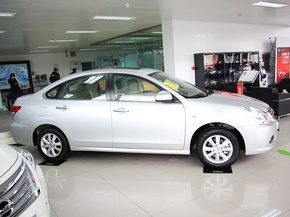 东风日产 经典 1.6XL 自动 车辆正右侧