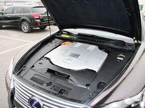 雷克萨斯  5.0L CVT 发动机主体特写