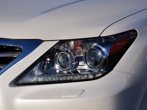 雷克萨斯  570 车辆大灯细节