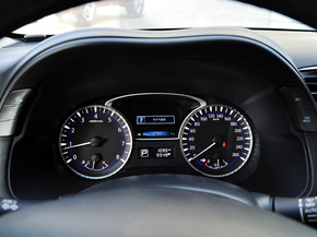 英菲尼迪  3.5L CVT 方向盘后方仪表盘