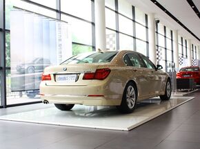 宝马(进口)  730Li 3.0L 车辆右侧尾部视角