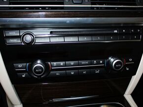 宝马(进口)  730Li 3.0L 中控台下方特写