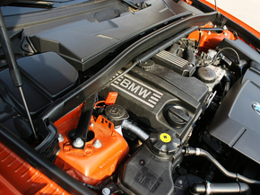 华晨宝马 sDrive18i 2.0L 蓄电池特写