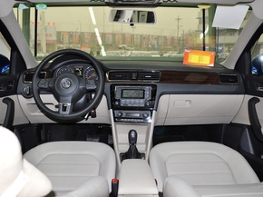 上海大众  1.6L 自动 中控台整体