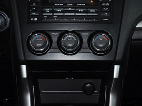 斯巴鲁  2.5L CVT 中控台下方特写