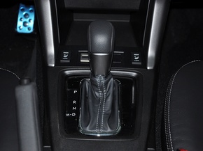 斯巴鲁 2.5L CVT 挂档把手特写
