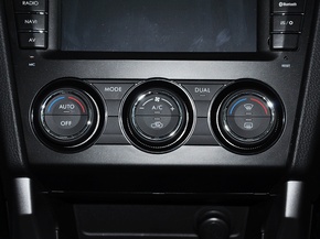 斯巴鲁 2.5L CVT 中控台下方特写