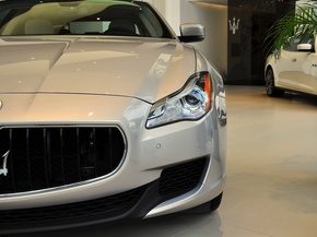 玛莎拉蒂  3.0T 车辆左前大灯正视图