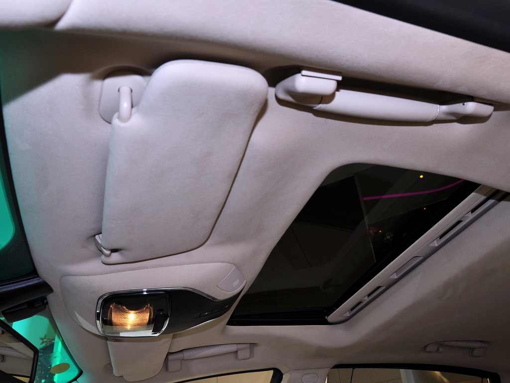 玛莎拉蒂  3.0T 车顶内部特写