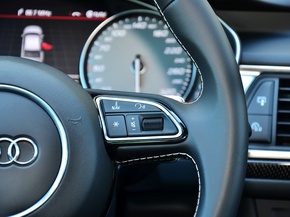 奥迪(进口)  4.0T DCT 方向盘右侧