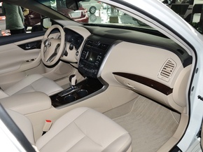 东风日产  2.5L 中控台右侧