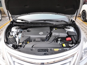 东风日产 2.5L 发动机局部特写