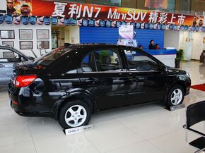 天津一汽  1.5L 手动 车辆正右侧