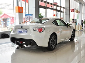 斯巴鲁  2.0L 自动 车辆右侧尾部视角