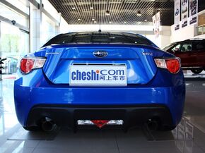 斯巴鲁  2.0L 自动 车辆正后方尾部视角