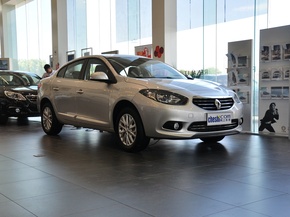 雷诺  2.0L CVT 车辆右侧45度角