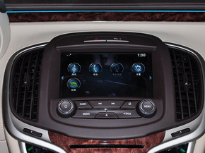 别克  2.4L eAssist 中控仪表台上方