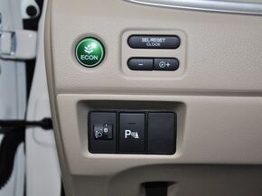 东风本田  1.8L 自动 方向盘左后仪表台