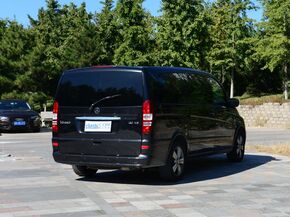 福建奔馳  3.0L 自動 車輛右側(cè)尾部視角
