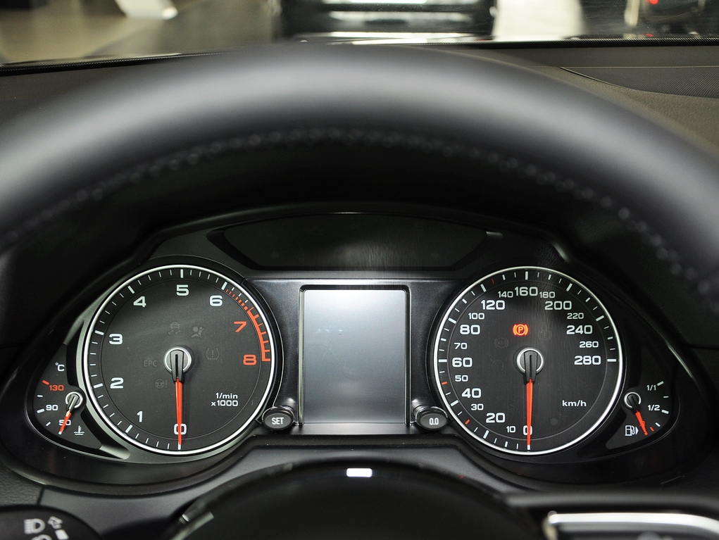 一汽奥迪  40 TFSI quattro 方向盘后方仪表盘
