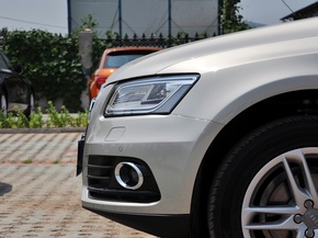 一汽奥迪  40 TFSI quattro 车辆左前大灯正侧视角