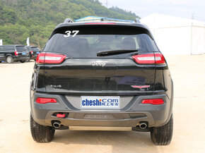 Jeep 3.2L 自动 车辆正后方尾部视角