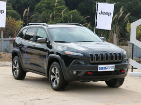 Jeep  3.2L 自动 车辆右侧45度角