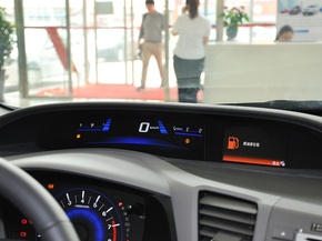 东风本田  1.8L 自动 中控仪表台上方