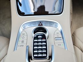 奔驰(进口)  S500L 4.7T 自动 中控台下方特写