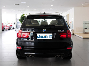 宝马M  4.4T 自动 车辆正后方尾部视角