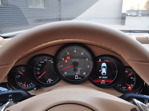 保时捷  3.0T DCT 方向盘后方仪表盘