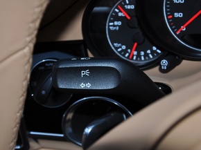 保时捷  3.0T DCT 方向盘左侧控制杆