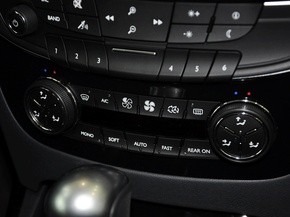 东风标致  2.0L 自动 中控台下方特写