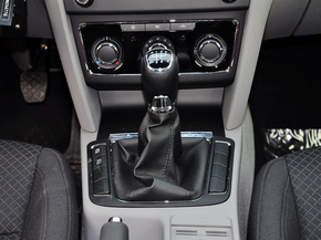 斯柯达  1.4T 手动 挂档把手特写