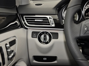 北京奔驰  E260L 1.8T 自动 方向盘左后仪表台