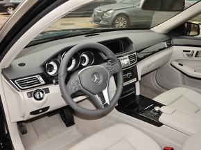 北京奔驰  E260L 1.8T 自动 中控台左侧