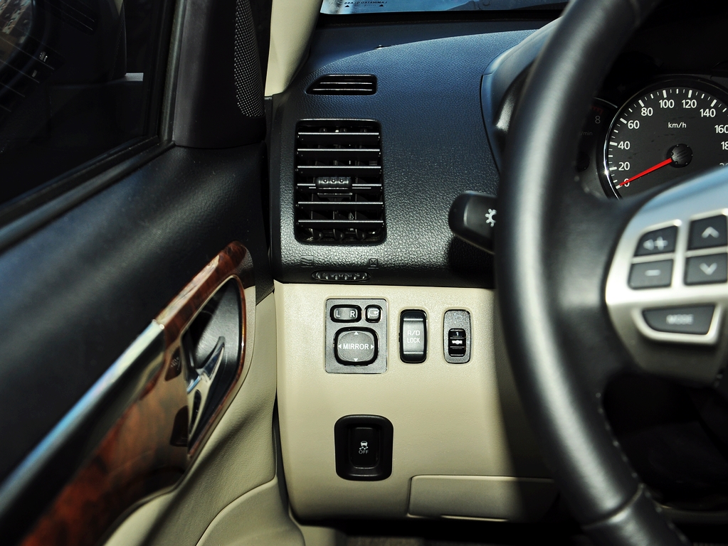 广汽三菱 3.0L 自动 方向盘左后仪表台