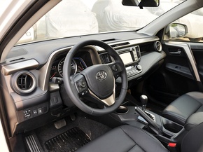 一汽丰田  2.0L CVT 中控台左侧
