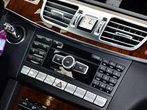 北京奔驰 E300L 3.0L 自动 中控台中央特写