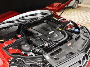 北京奔驰  C260 1.8T AT 发动机主体特写