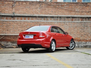 北京奔驰  C260 1.8T AT 车辆右侧尾部视角