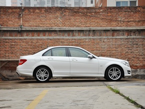 北京奔驰  C260 1.8T AT 车辆正右侧