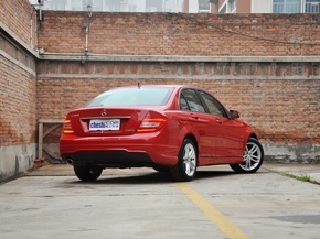 北京奔驰  C180 1.8T AT 车辆右侧尾部视角