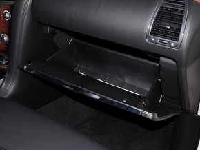 英菲尼迪  5.6L 自动 手套箱整体特写