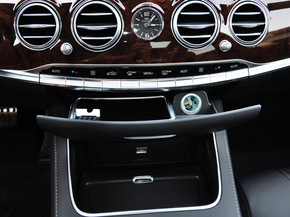 奔驰AMG  S63L AMG 4MATIC 中控台下方特写